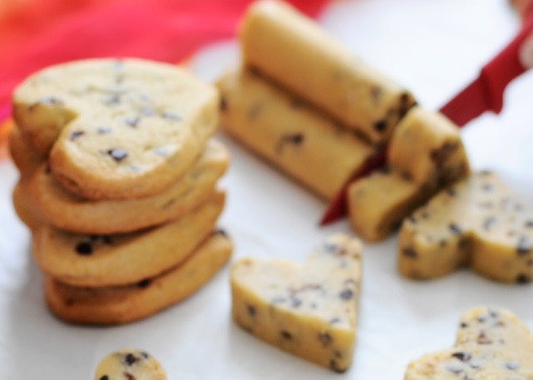 1. Этап. Печенье-валентинки: 6. Печенье-валентинки выложите на застеленный пергаментом противень в 6-7 см друг от друга. Запекайте в разогретой до 180 градусов духовке в течение 15 минут. Затем вытащите и позвольте остыть и затвердеть на противне. Печенье-валентинки готово! Приятного аппетита!