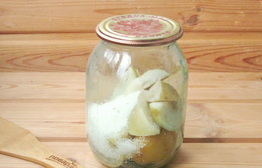 1. Этап. Компот из абрикосов и яблок на зиму: Пока вода закипает, добавьте в банку сахар и лимонную кислоту. Залейте закипевшей водой, закатайте крышку. Переверните вверх дном и укутайте в одеяло до полного остывания.