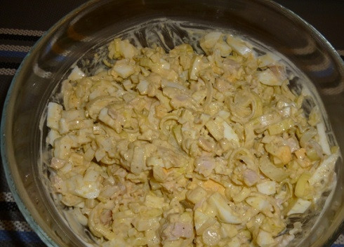 1. Этап. Простой салат с ветчиной: Добавим соль, перец, майонез или сметану. Размешиваем все — и салат готов!