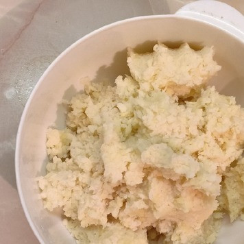 1. Этап. Вареники с мясом и картофелем: Картофель пропустить через мясорубку и отжать руками, чтобы удалить лишнюю жидкость.