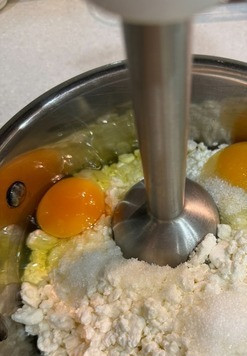 1. Этап. Творожные ватрушки на творожном тесте: К творогу добавить соль, сахар, два яйца и белок от третьего яйца. Желток оставить для смазывания ватрушек. Пробить все блендером