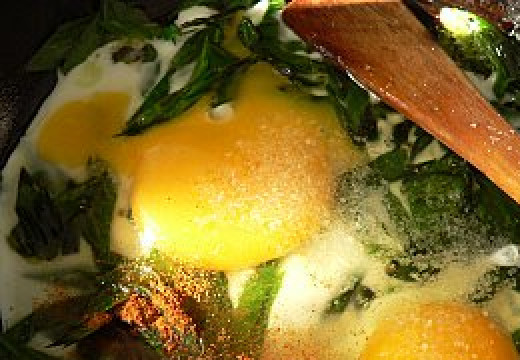 1. Этап. Рулет из куриных окорочков: 4. Тем временем на сковороде разогреваем растительное масло, обжариваем яйца вместе с луком-пореем.