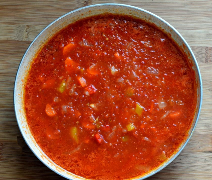 1. Этап. Суп томатный с овощами и плавленым сыром: Добавьте в сковороду протертые свежие помидоры, сахар и тушите, помешивая, до уваривания в два раза.