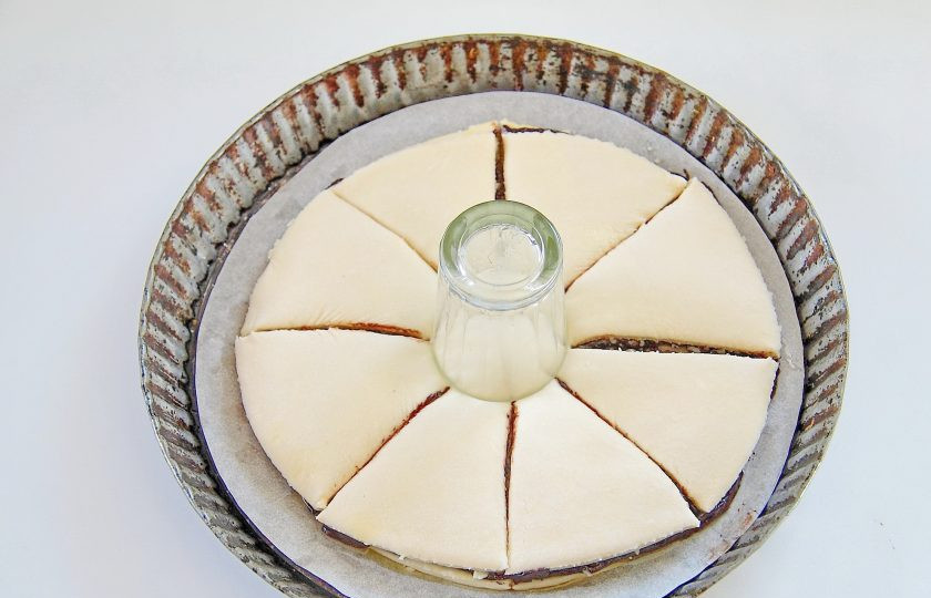 1. Этап. Слоеный шоколадный пирог: 6. Накройте начинку вторым пластом теста. Поставьте по центру бокал и сделайте по кругу надрезы ножом.