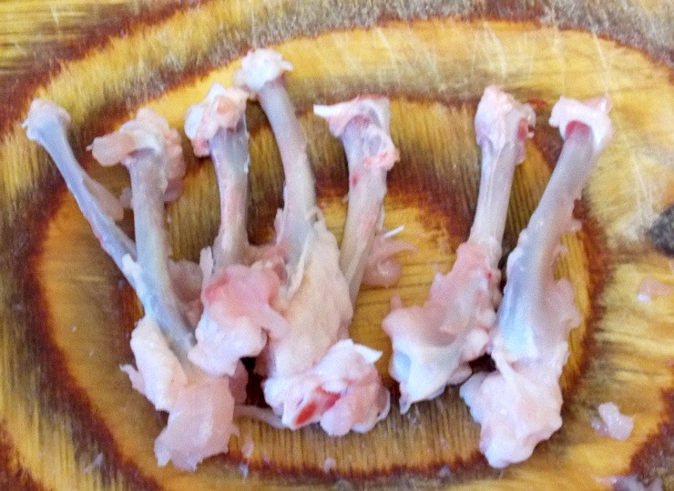1. Этап. Котлеты Новомихайловские: Разделайте крылья на сегменты и очистите косточки.