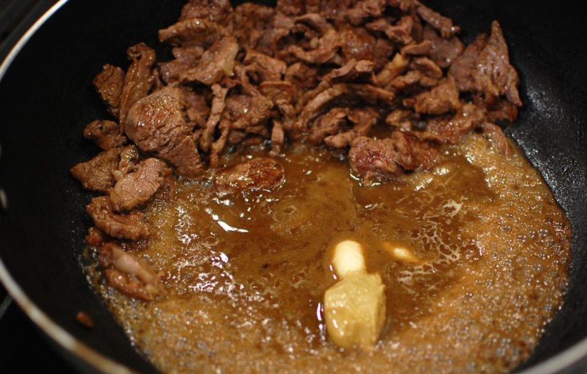 1. Этап. Вкусный бефстроганов: 5. Очистите и измельчите чеснок, выложите его к мясу, добавьте горчицу.