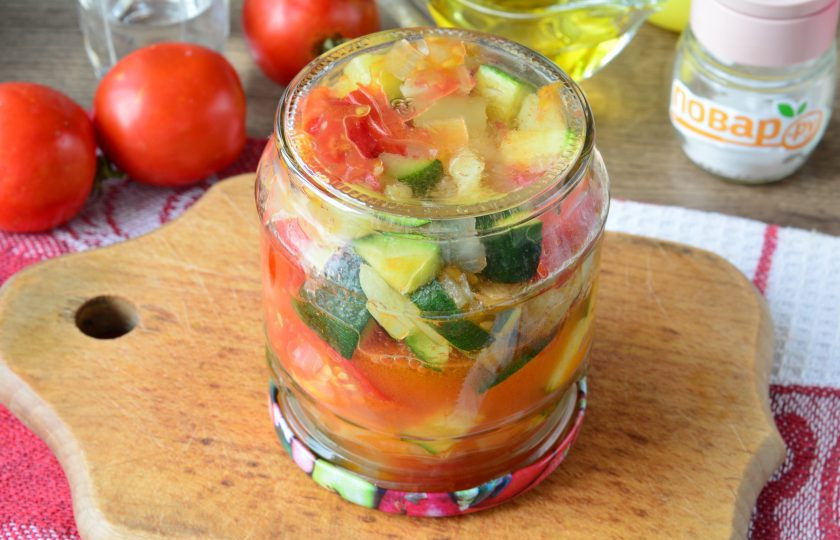 1. Этап. Цукини с помидорами и перцем на зиму: Наполните простерилизованные банки овощами и сразу закатайте крышками. Утеплите банки и пусть остынут.