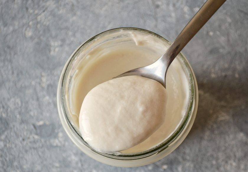 1. Этап. Веганский йогурт: Через день йогурт загустеет и приобретет характерный кисломолочный вкус.