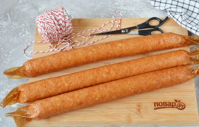 1. Этап. Домашняя колбаса из курицы: Соберите мясорубку, поставьте насадку для колбасы. На носик насадки оденьте оболочку и наполните фаршем. Проследите, чтобы не было воздушных пробок, если получились такие, то иголкой проколите те места, выдавите воздух.