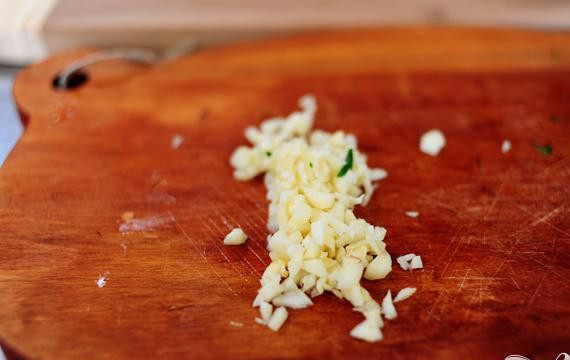 1. Этап. Бифштекс в грибном соусе: Тоже самое сделать с 4 зубчиками чеснока.