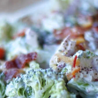 Салат из брокколи с йогуртом и беконом