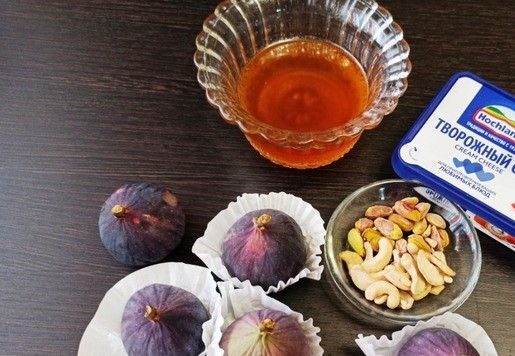 1. Этап. Запечённый инжир с крем-чизом и мёдом: Подготовить ингредиенты для десерта. Мед лучше взять жидкий и с неярким вкусом. Орехи могут быть любые, у меня фисташки и кешью. Орехи слегка размять или нарубить ножом, пусть будут крупные кусочки.