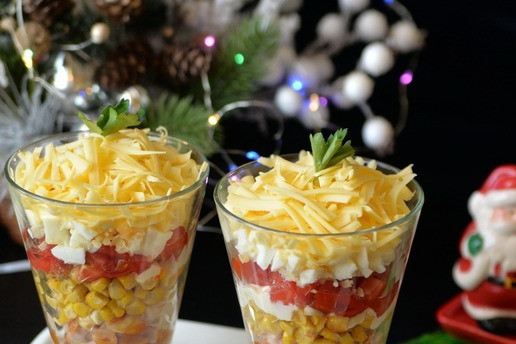 1. Этап. Салат Восторг: Подаём салат, украсив листиками петрушки, ну, или на ваше усмотрение. Всего доброго Вам в Новом году!