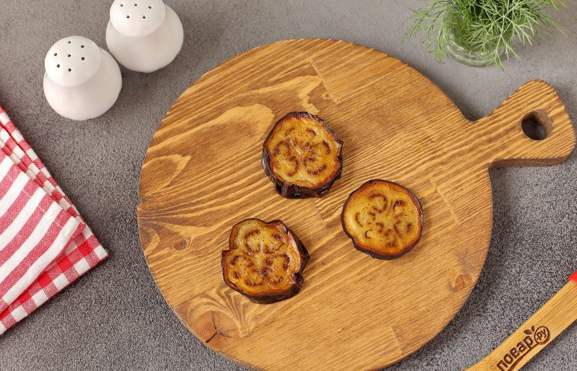 1. Этап. Пирамидки из баклажанов: Выложите баклажаны на ровную поверхность, посолите и поперчите по вкусу.