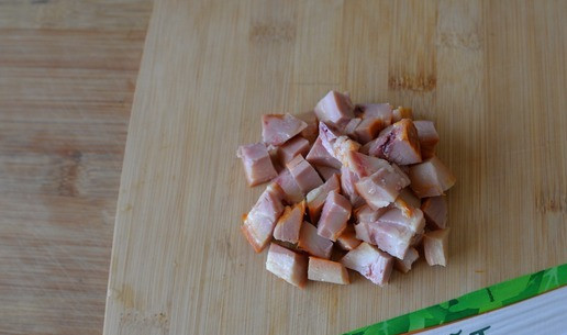 1. Этап. Салат Портфолио: Отделяем филе индейки от кости и нарезаем мелкими кубиками.