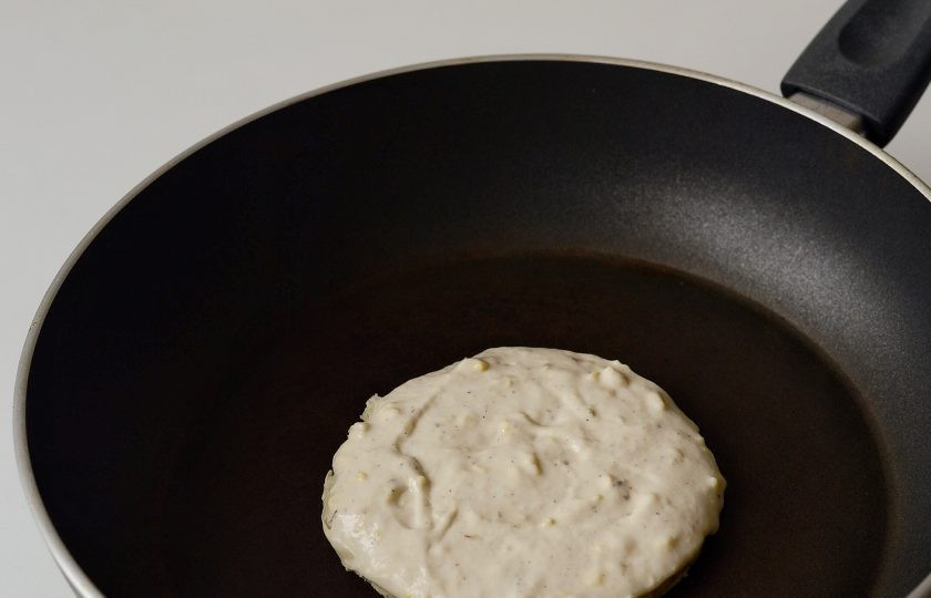 1. Этап. Панкейки с сыром: Разогрейте сковороду на среднем огне. Выпекайте панкейки на сухой сковороде, по 3-4 минуты на каждую сторону.