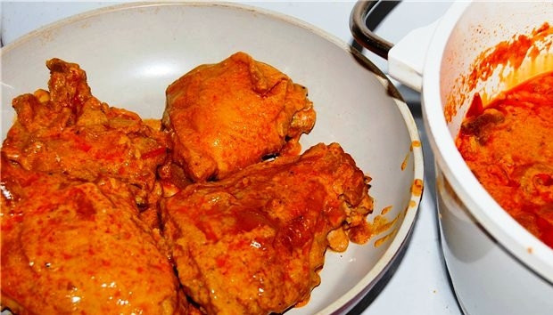 1. Этап. Чирке-паприкаш: Снимаем кастрюлю с огня. Непосредственно перед подачей вытаскиваем кусочки цыпленка из кастрюли.