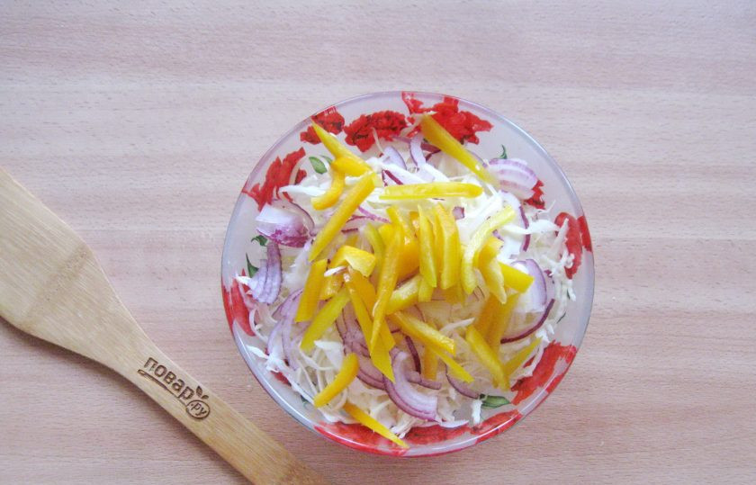 1. Этап. Капустный салат по-немецки: Болгарский перец очистите от семян, помойте и нарежьте тонкой соломкой. Выложите в салат.