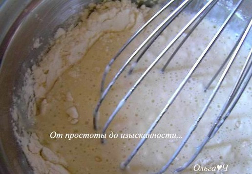 1. Этап. Универсальные тонкие блинчики: Взбейте венчиком до однородности и влейте оставшееся молоко.