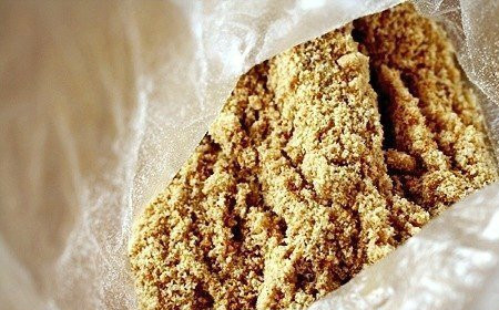 1. Этап. Курица в панировке в мультиварке: В полиэтиленовом мешке смешайте тертый арахис, специи и панировочные сухари.