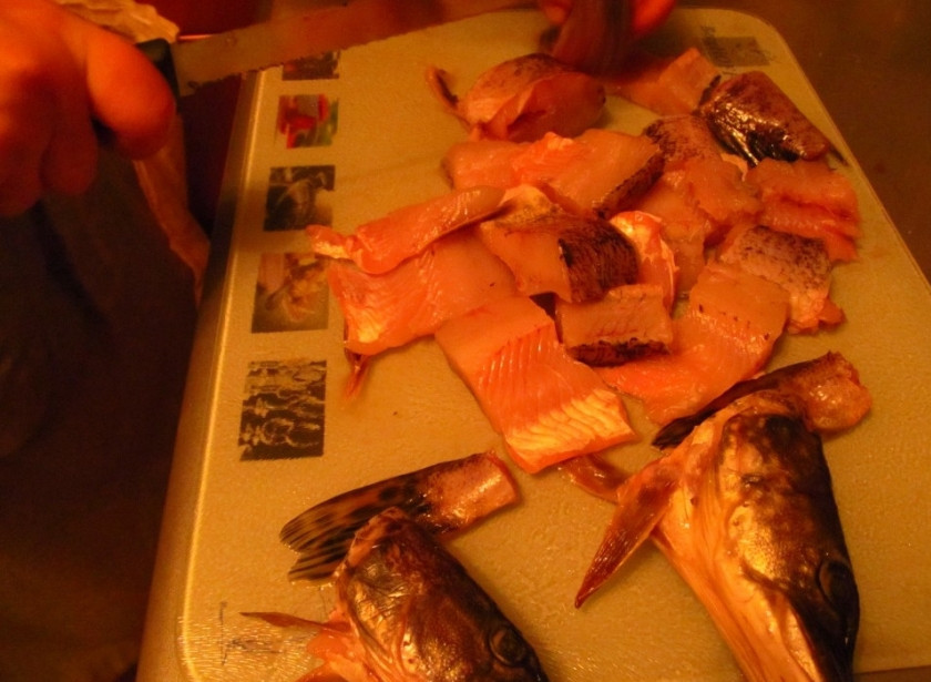 1. Этап. Щука, тушенная с луком: Чистим и потрошим щуку. Разделываем её на средние кусочки. Каждый кусок смазываем солью.