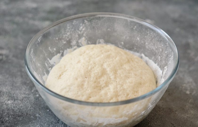 1. Этап. Беляши с грибами: Оставьте тесто в теплом месте на 40-60 минут подняться, чтобы оно увеличилось в два раза.