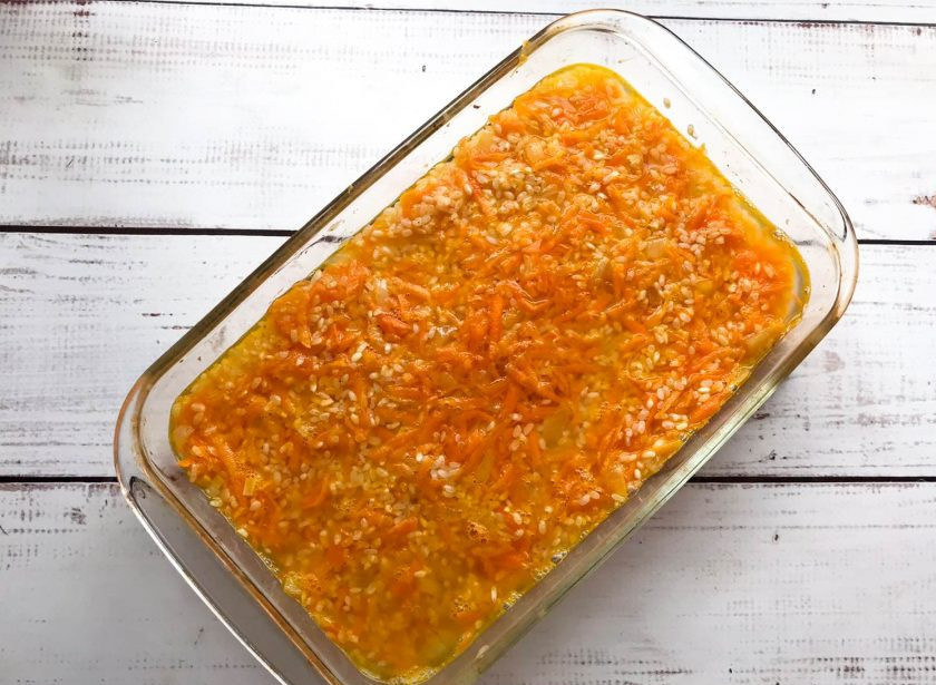 1. Этап. Рыба с рисом и овощами в духовке: Добавьте чистую воду, соль и специи.