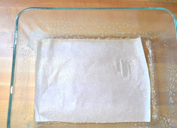 1. Этап. Шоколадные батончики с орехами: 1. Форму для выпечки застелите пергаментом, смажьте хорошенько все стороны растительным маслом.