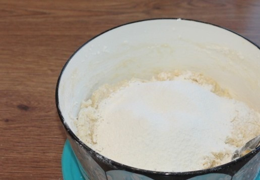 1. Этап. Плетеные булочки на молоке с начинкой: 4. Просеиваем в жидкую смесь муку и замешиваем тесто.