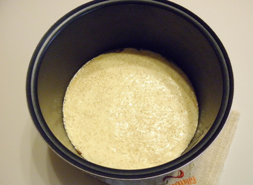 1. Этап. Заливной пирог с рыбными консервами: Залейте второй половиной теста, посыпьте кунжутом и отправьте в духовку или в мультиварку на 1 час выпекаться. Если готовите в мультиварке, используйте режим 