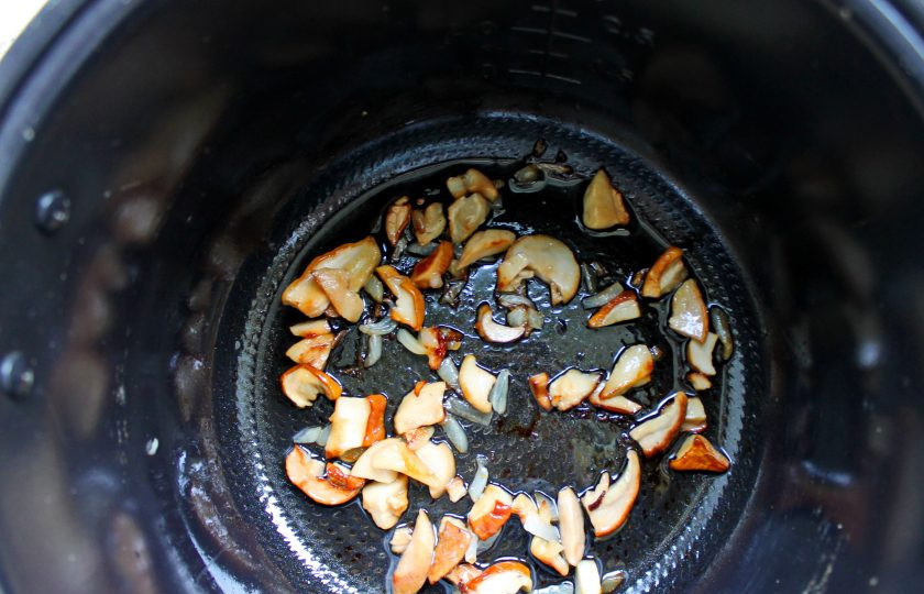 1. Этап. Каша по-монастырски в мультиварке: В чашу мультиварки налейте растительное масло и выложите мелко нарезанный репчатый лук и порезанные грибы. Обжаривайте все на режиме 