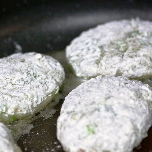 1. Этап. Рыбные котлеты с рисом: В сковороде разогреваем немного масла, кладем туда наши котлеты.