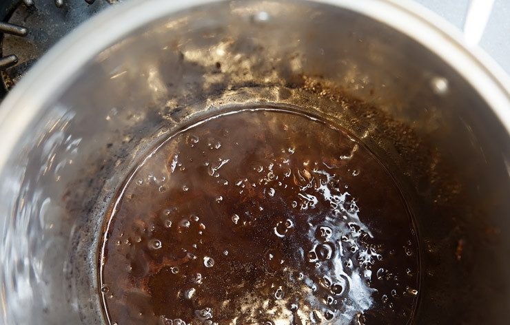 1. Этап. Говядина в красном вине: 7. По истечению часа мясо должно быть готово. Выберите его из кастрюли, а в нее добавьте еще стакан вина. Варите соус до тех пор, пока содержимое кастрюли не уменьшится вдвое.