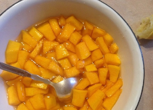 1. Этап. Тыквенные цукаты: А теперь добавим цедру и сок половинки лимона.