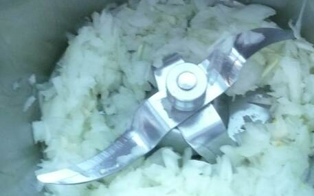 1. Этап. Соус для тефтелей для детей: Лук измельчаем и обжариваем до мягкости.