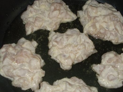 1. Этап. Курица по-албански: Когда время выйдет, наливаем в сковороду масло и ставим на огонь. Затем при помощи столовой ложки выкладываем приготовленную смесь на разогретую сковороду и обжариваем с двух сторон на среднем огне. А готовое блюдо отлично сочетается с любым гарниром. Приятного вам аппетита!