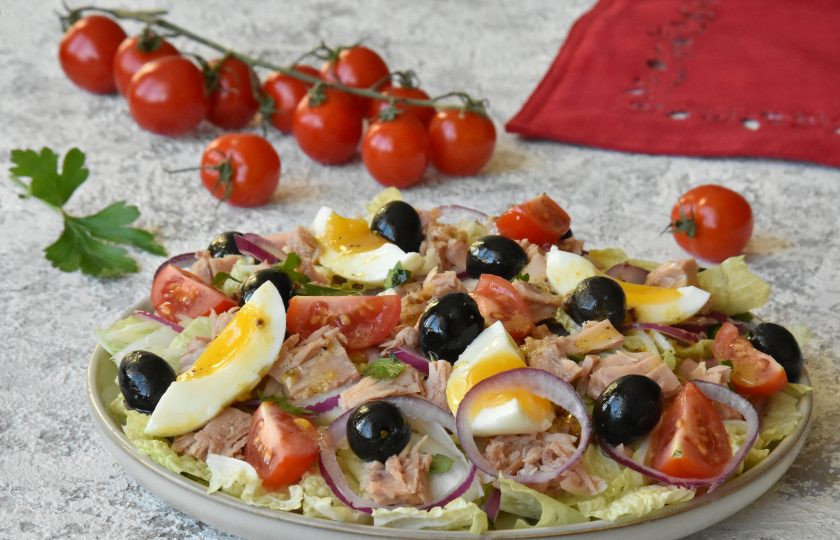 1. Этап. Салат с капустой, помидорами и тунцом: Салат, состоящий из множества разноцветных ингредиентов возбуждает аппетит. Можно подавать к столу!