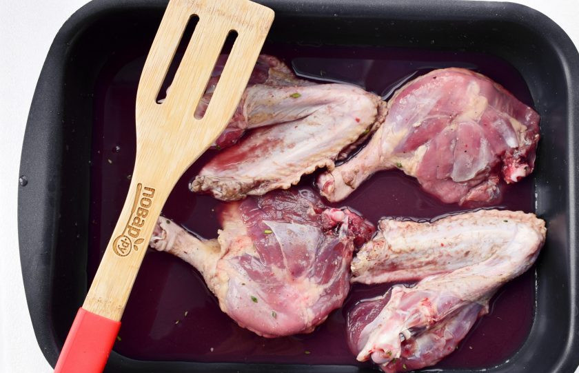 1. Этап. Утка в глинтвейн-маринаде: Маринованное мясо переложите в форму для запекания, залейте процеженным маринадом. Поставьте запекаться в духовку на 1,5 часа при 180 °С. Пару раз переверните, поливая маринадом.