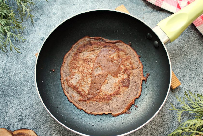 1. Этап. Шоколадные блины с творожной начинкой: Сковороду разогрейте на медленном огне, смажьте растительным маслом и налейте часть теста, распределив в тонкий блин. Выпекайте с двух сторон до готовности и снимите со сковороды. Испеките так все блины.