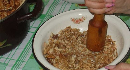 1. Этап. Армянская пахлава: 5. А пока можно заняться начинкой. Орешки подсушите пару минут на сковороде. Отберите жменю целых и отложите для украшения. Остальные орешки измельчите ножом.