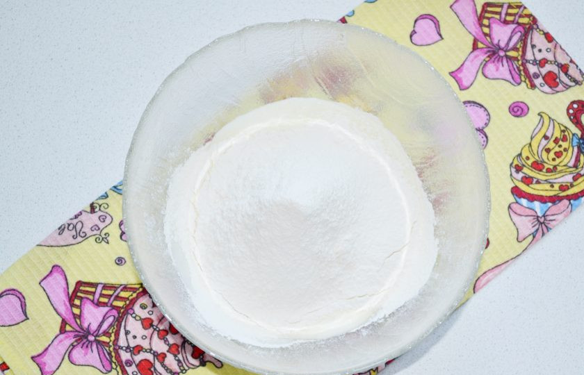 1. Этап. Хычины на кефире: Всыпьте просеянную муку и добавьте соль.
