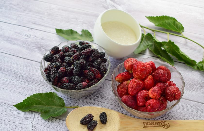 1. Этап. Варенье из шелковицы и клубники: 1. Ягоды переберите, удалите порченную. У шелковицы отрежьте хвостики. Промойте под холодной водой, откиньте на дуршлаг.