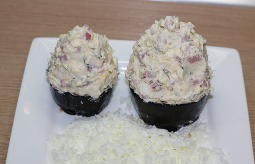 1. Этап. Порционный салат на Новый год: Из полученной массы сформируйте конусы на кусочках баклажана.