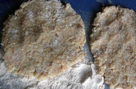 1. Этап. Гречневые зразы с творогом: 4. Из массы, которая у нас получилась, делаем небольшие лепешки. Руки и разделочную поверхность посыпаем мукой, чтобы получившееся тесто не прилипало. (лучше для этого использовать гречневую муку).