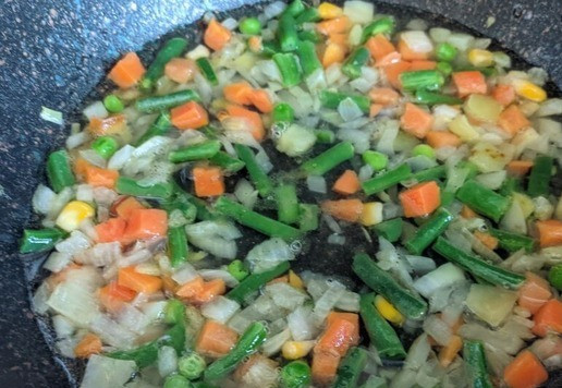 1. Этап. Кальмары, фаршированные рисовой полентой и овощами: Добавляем соль, перец, заливаем кипятком.