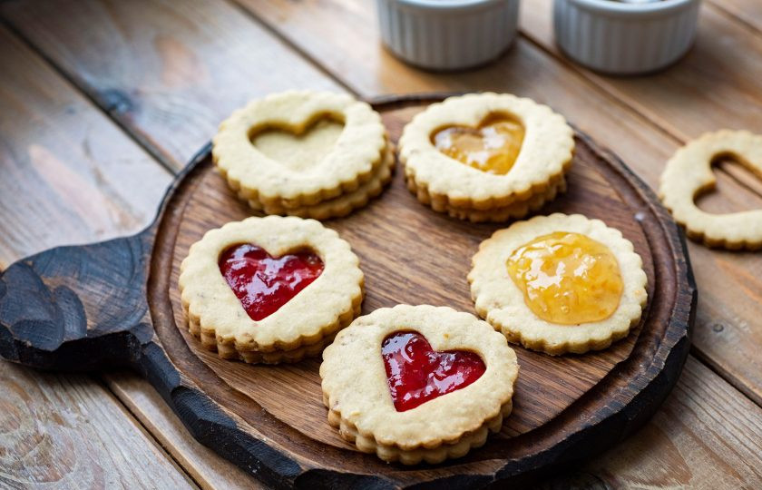 1. Этап. Австрийское Линцерское печенье: Остудите готовое печенье до комнатной температуры и приступайте к сборке: на один печенье-кружочек выложите 1 ч.л. джема, сверху выложите второй кружочек-печенье с выемкой. Так соберите все печенье.