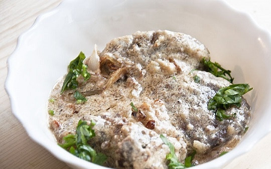 1. Этап. Печень индейки в мультиварке: 7. Вот и все, сочная, ароматная и очень вкусная печенка готова. Перед подачей можете присыпать её свежей зеленью.