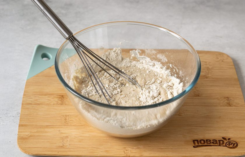 1. Этап. Панкейки с грушей: Влейте молоко, перемешайте до однородной консистенции. Оставьте тесто постоять 10-15 минут.