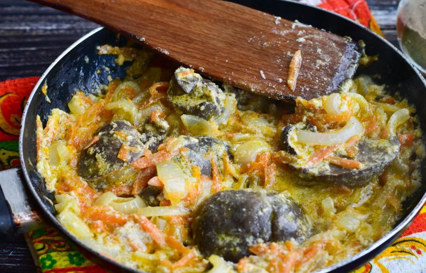 1. Этап. Печень кролика в сметане: Тушите печень с овощами на умеренном огне в течение 15-18 минут.