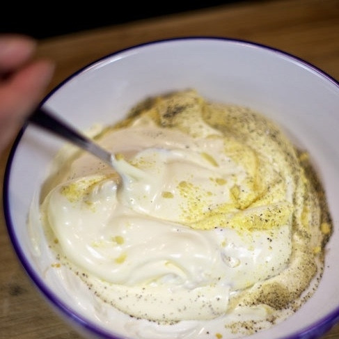 1. Этап. Дип из сыра фета: Перемешиваем.